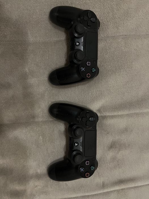 PS4, dois comandos e um suporte de PS4