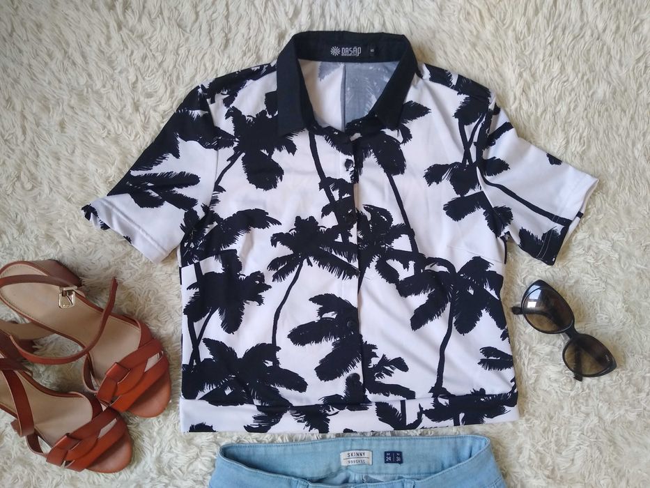 Biała bluzka w czarne palmy z krótkim rękawem