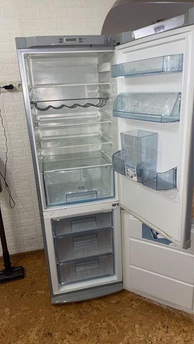 Холодильник Electrolux ENB 34405S