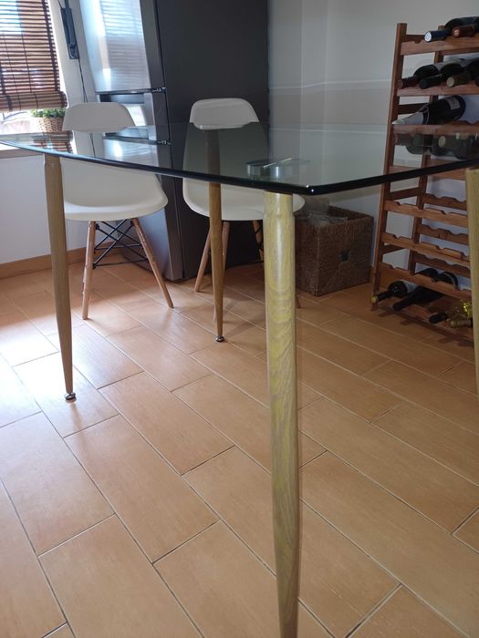 Mesa de cozinha em vidro com pés de madeira