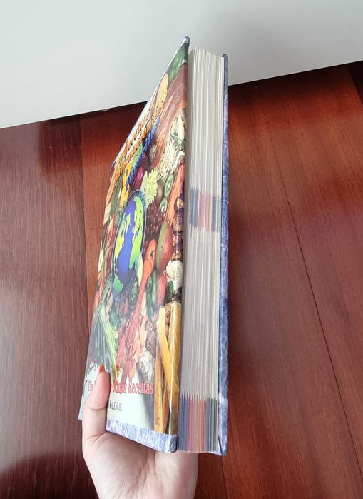 Livro "Receitas Internacionais Favoritas" de Ron Kalenuik