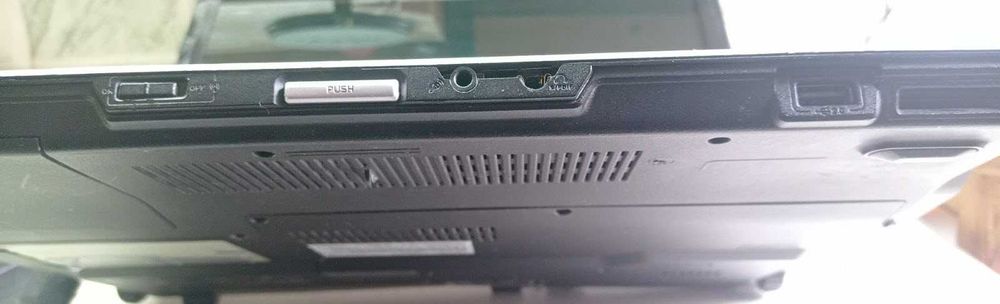 Працюючий ноутбук ASUS M51Vr /15.4"/P8400/4GB/SSD / на запчастини або відновлення