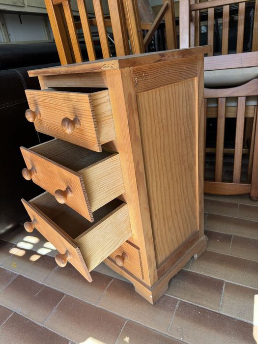 Mesa de cabeceira vintage madeira maciça