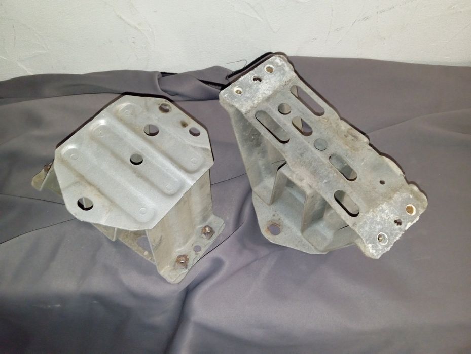 Кронштейни Авенсіс Т25 універсал