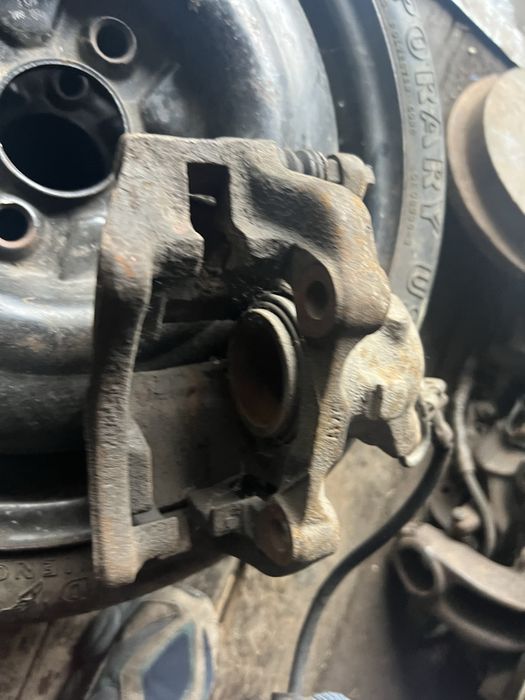 Супорт  Передній Пассат б3