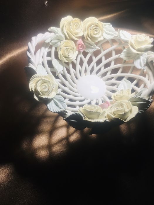 Корзинка конфетница с ручками  фарфор