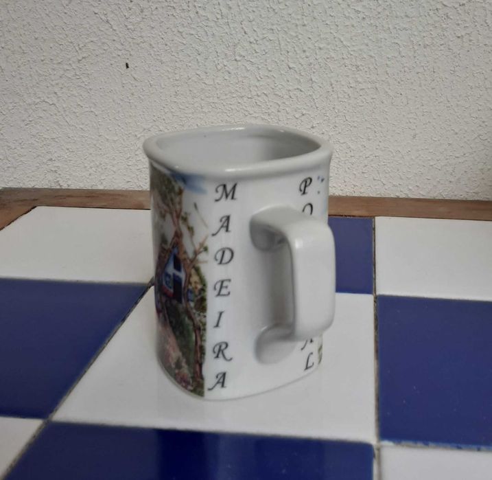 Caneca Souvenir em Cerâmica da Madeira/Portugal