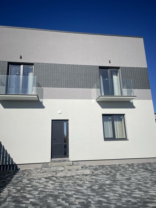 Котедж з ремонтом та великою ділянкою