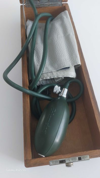 stary ciśnieniomierz