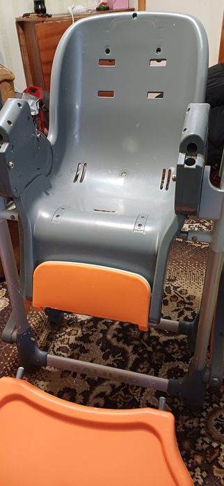 Дитяче крісло для годування.