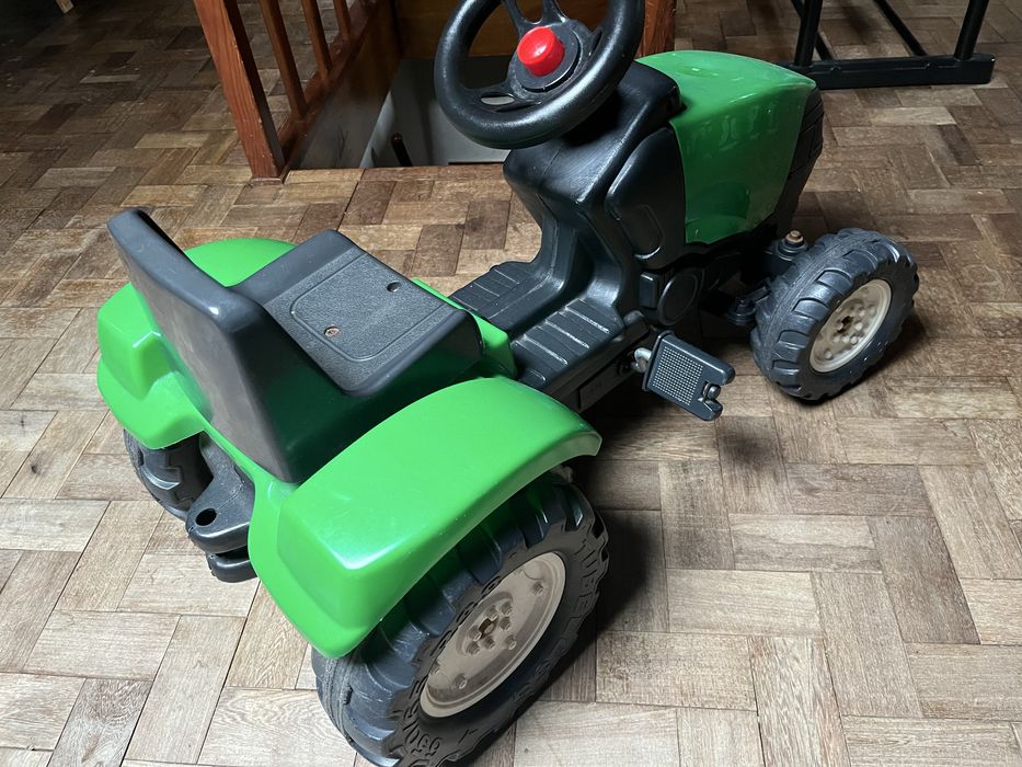 Trator a pedal infantil