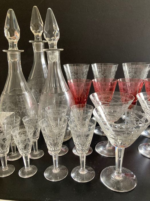 Conjunto copos e garrafas de vinho antigos446884653868656643