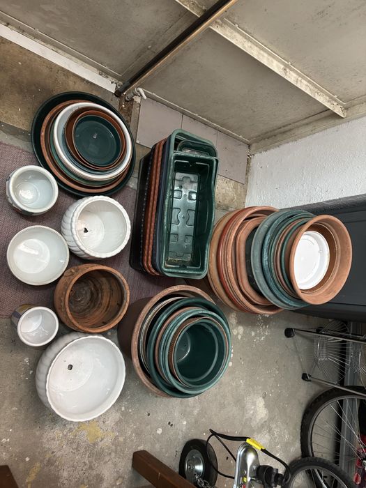 Vasos de plastico e floreiras e pratos e vasos de loica