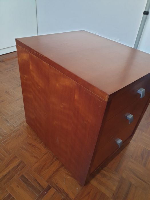 Pequeno armário de gavetas