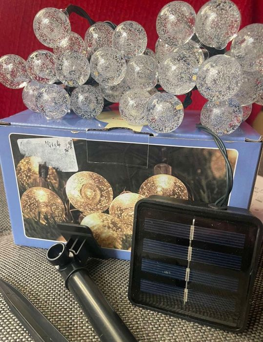 Сонячна вулична гірлянда з кульками.