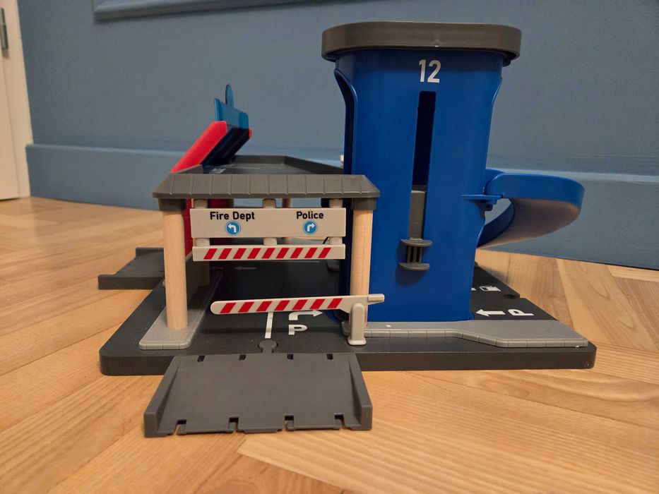 Baza policji i strazy, remiza garaz playtive z matchbox i hotwheels