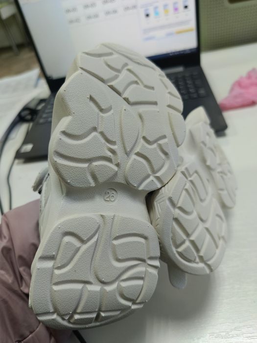 Новенькі кросівки