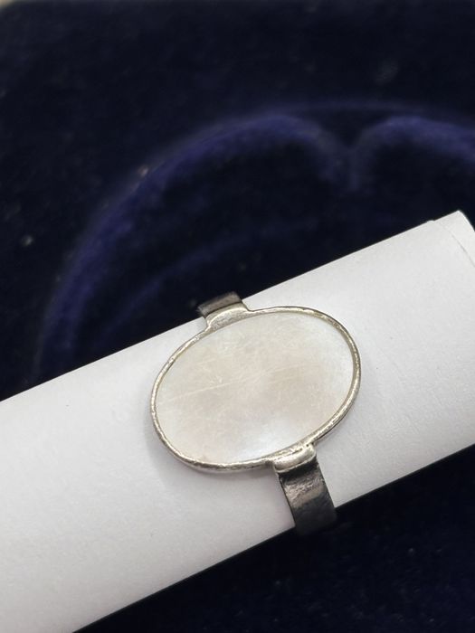 Pierścionek z masą perłową 1984