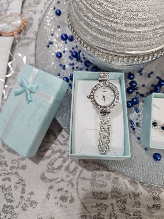 Nowe damskie zegarki I bransoletki