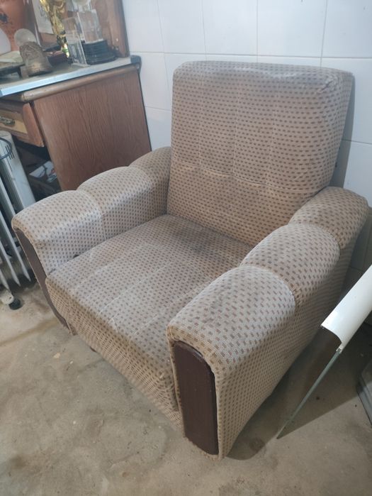 Sofá de estar antigo em bom estado.