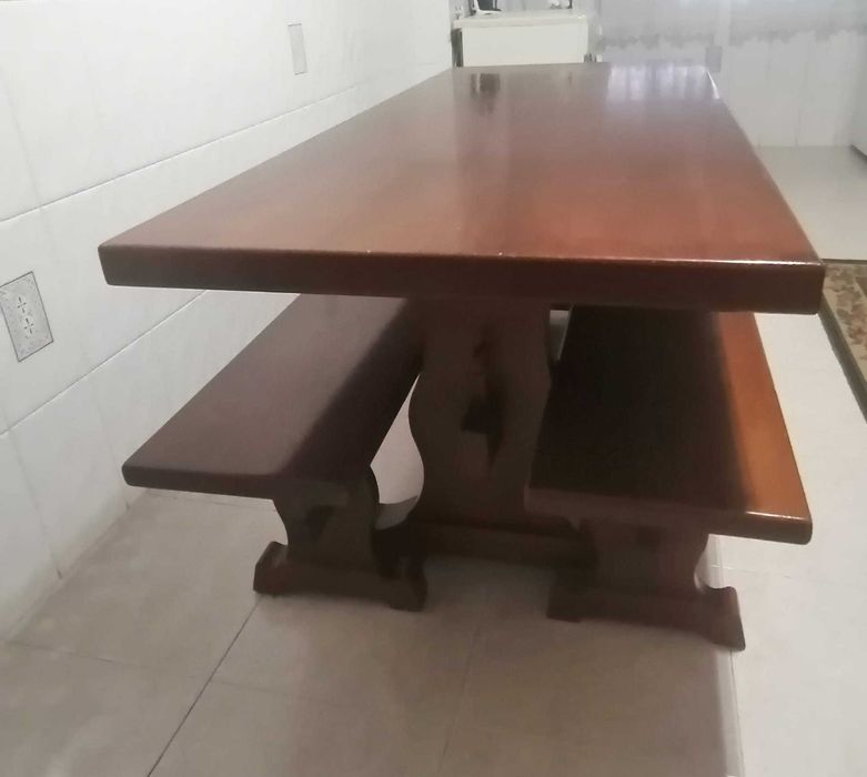 Mesa rústica em pinho com dois bancos corridos