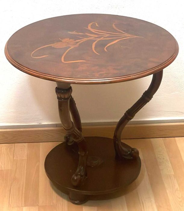 Mesa auxiliar antiga, circular de estilo clássico, de apoio ou de chá. 75X75 cm