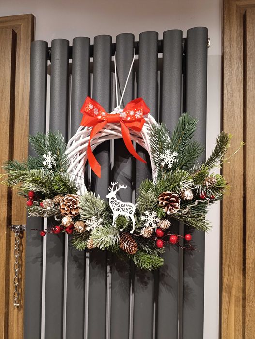 Wianek na drzwi święta koło renifer kokarda jak żywy świerk