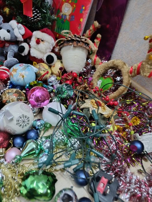 Великий лот новорічних іграшок, кульки та багато іншого, лоти