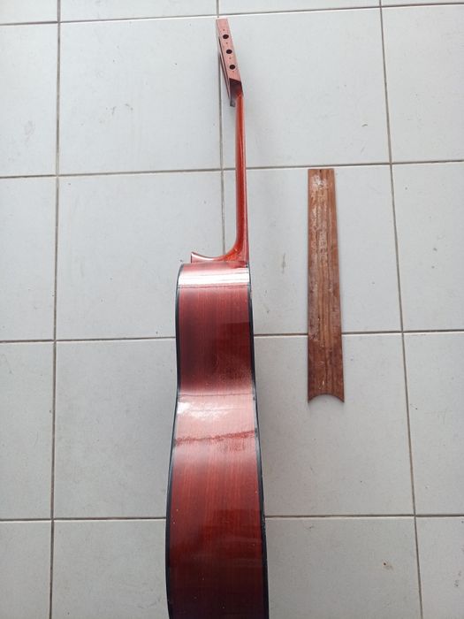 Guitarra espanhola admira modelo Juanita para recuperar com oferta