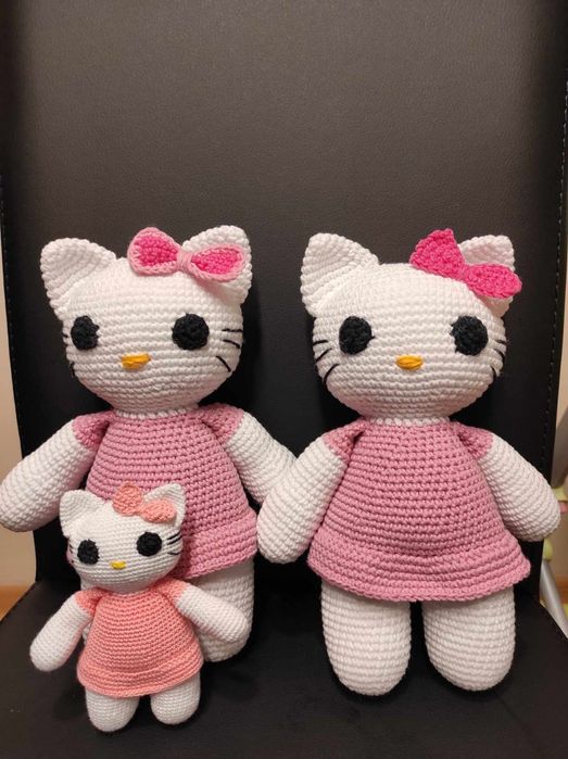 Hello Kitty maskotka robiona na szydełku