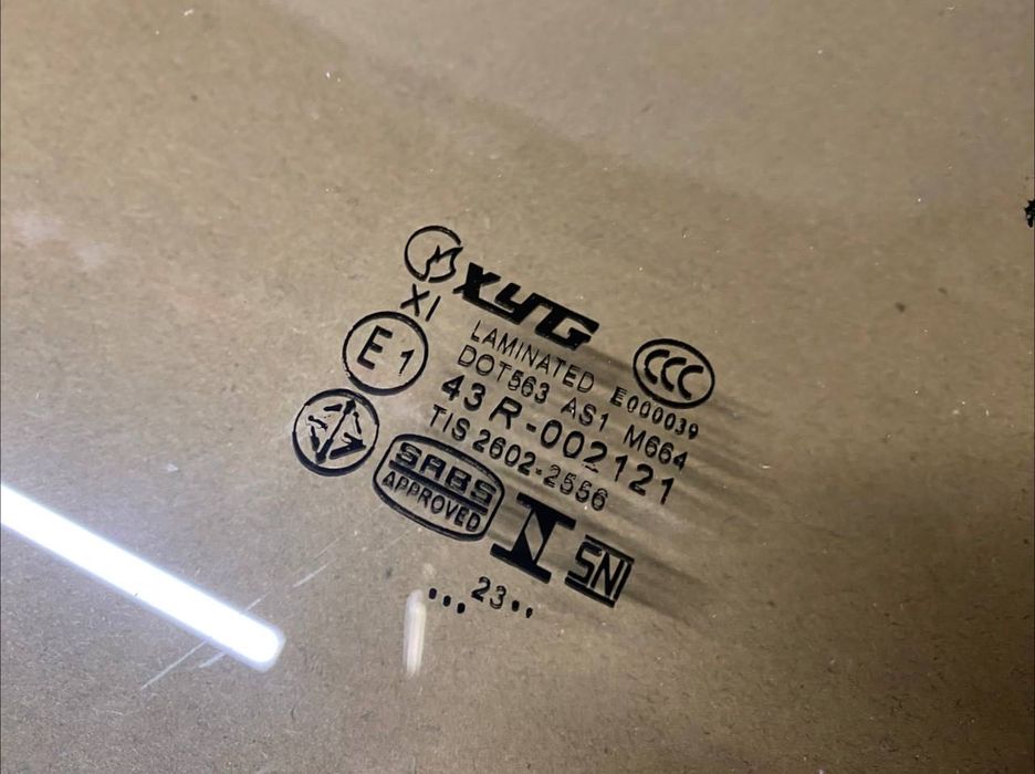 Скло подвійне дверей передніх Tesla model 3 замінник та оригінал