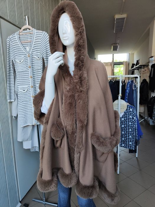 Ciepła peleryna z futrem