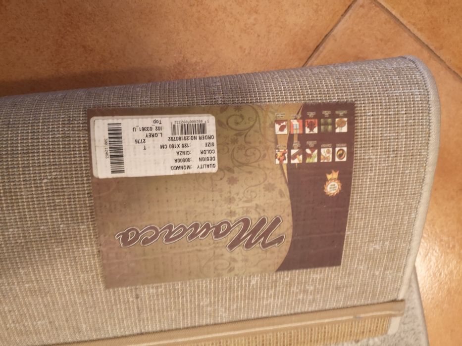 Tapete cinzento escuro