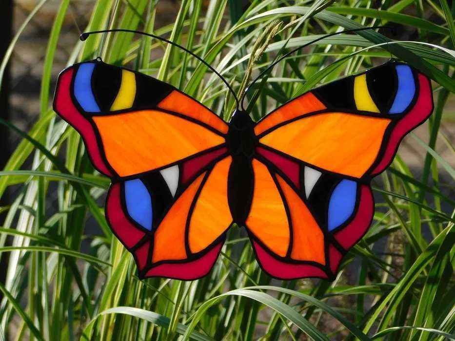 Motyl witrażowy słoneczny