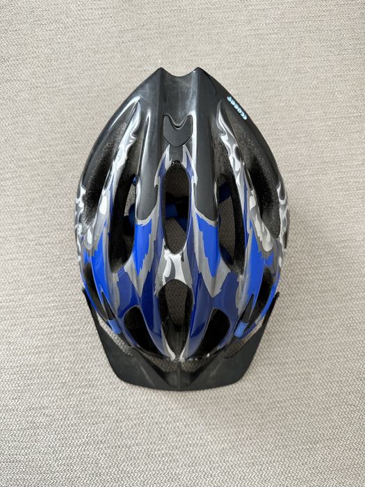 Kask rowerowy dla dziecka w wieku ok. 10 lat.