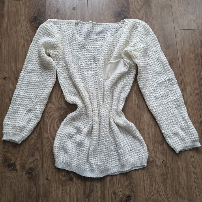 Dwa białe swetry damskie