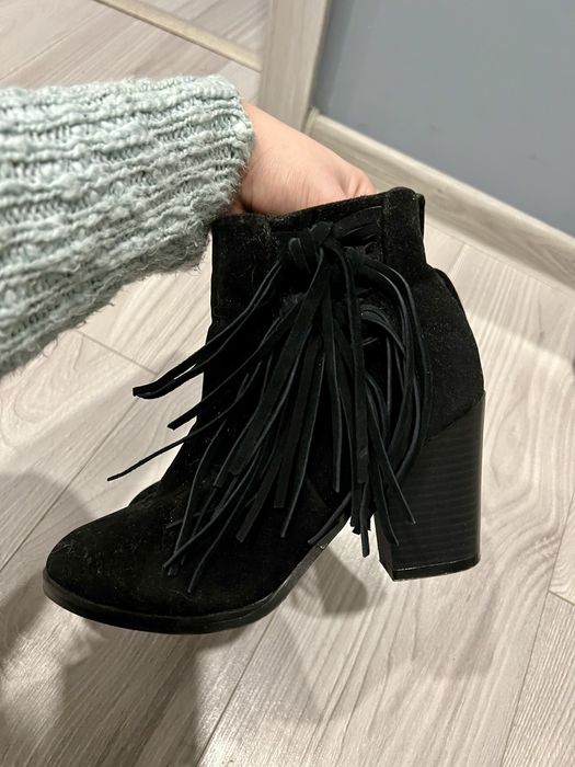 Botki zamszowe z frędzlami