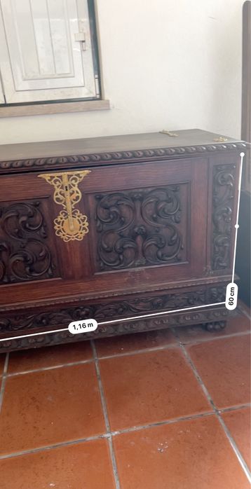 Arca antiga com chave