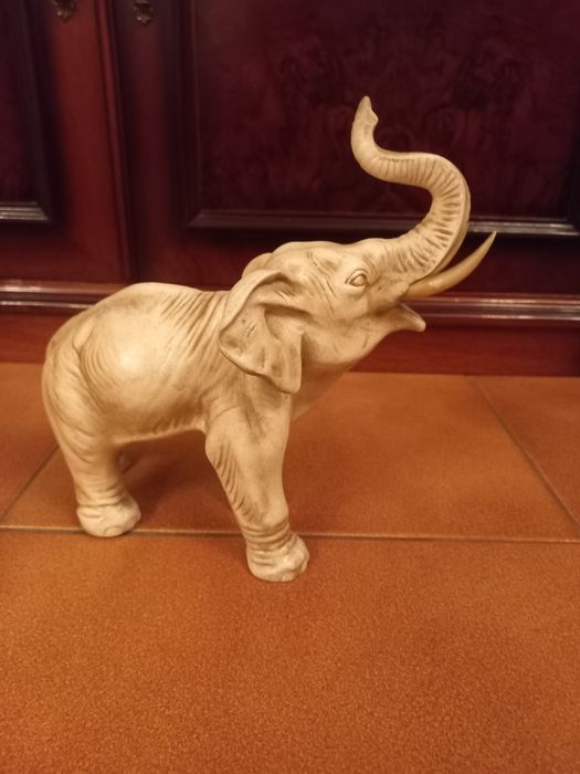 Estatuetas  - cavalo e elefante