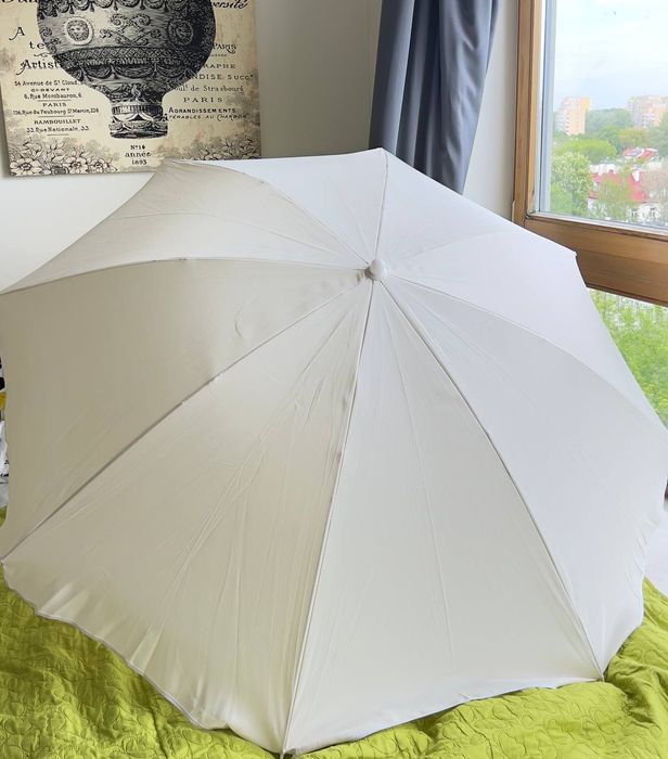 Duży parasol ogrodowy biały
