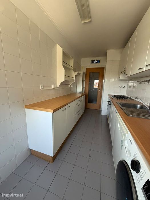 Apartamento T2 com Varanda e Garagem em Telheiras