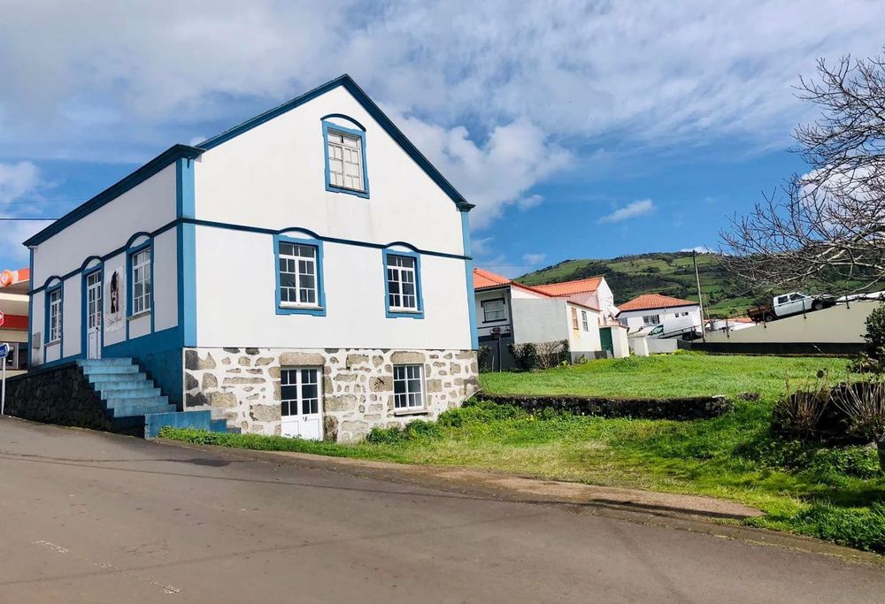 Vende-se moradia e terreno plano. House for sale