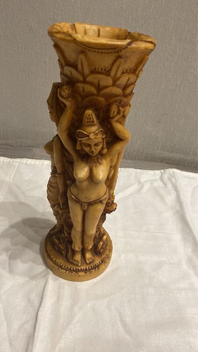 Подсвечник женщины