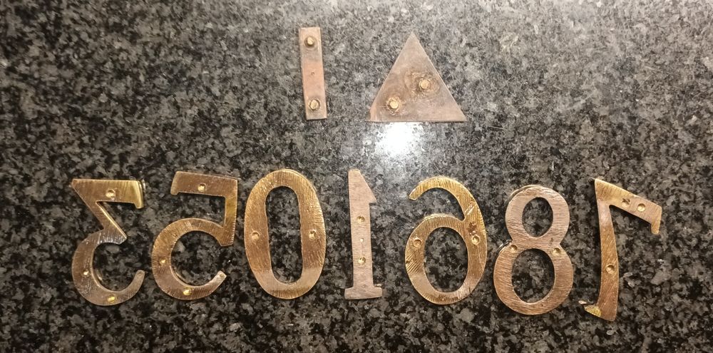 Números em latão polidos com 5 cm