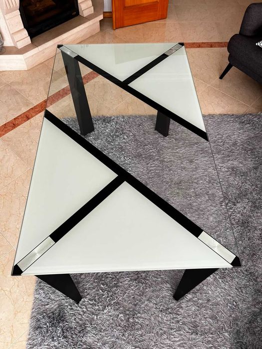 Mesa de jantar com tampo em vidro e 4 cadeiras
