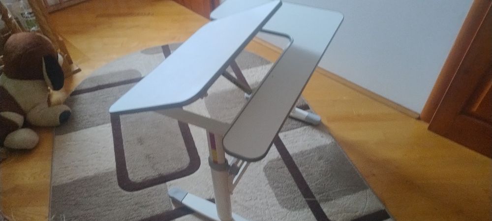 Стіл, парта дитячі меблі.