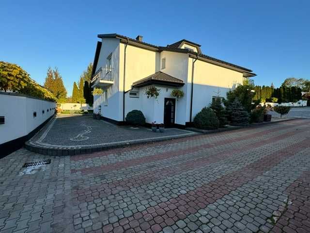 Dom Cerekiew plus Hala