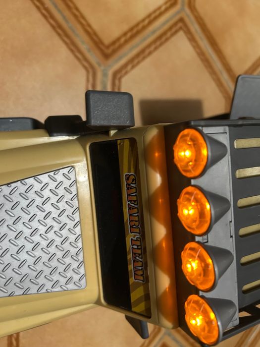 Camião Safari de 35cm com luzes e sons
