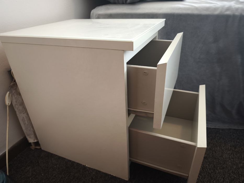 Mesinha de Cabeceira IKEA com cobertura em vidro