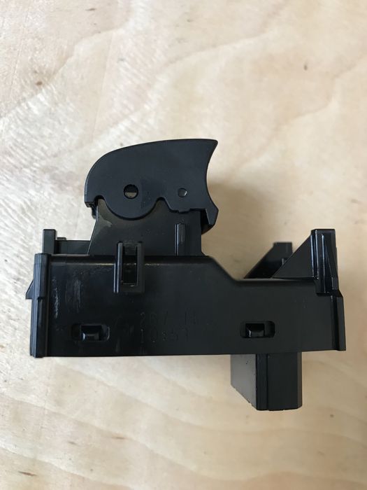 Кнопка стеклоподьемника  Toyota C-HR